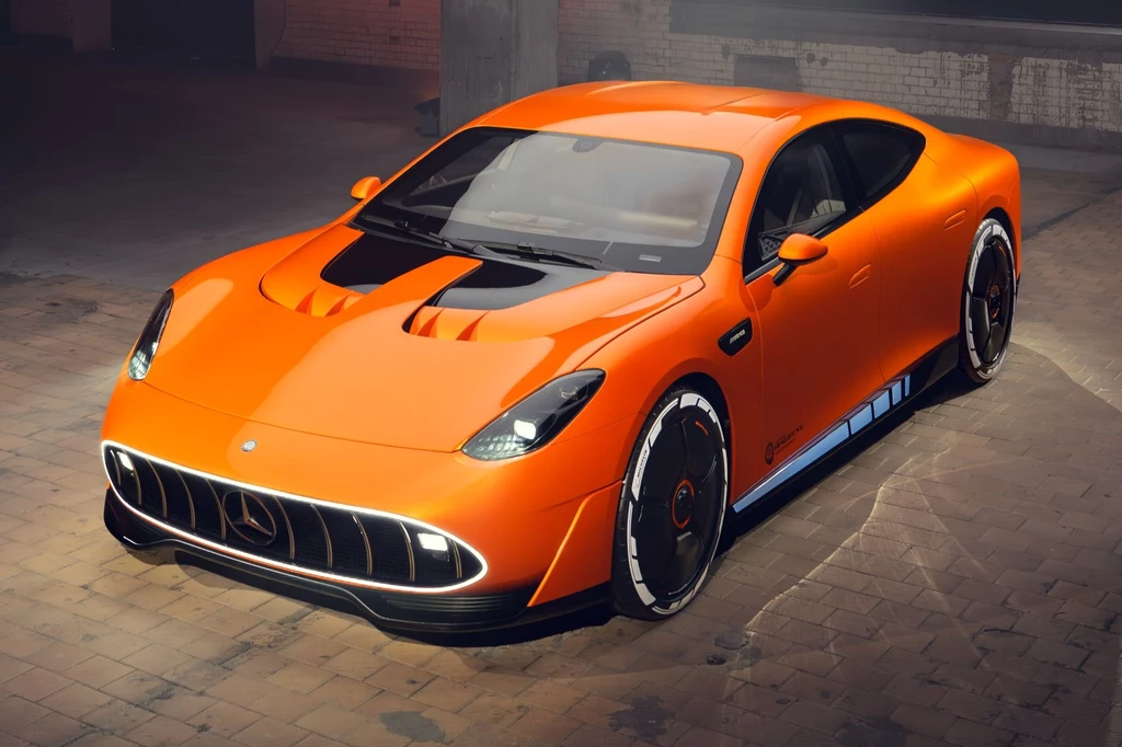 Z przodu trudno nie zauważy podobieństwa Concept AMG GT XX do samochodów Maserati. Pomarańczowy samochód sportowy o dynamicznych kształtach, szerokiej osłonie chłodnicy oraz aerodynamicznych detalach, stojący na jasnej powierzchni w industrialnym wnętrzu.