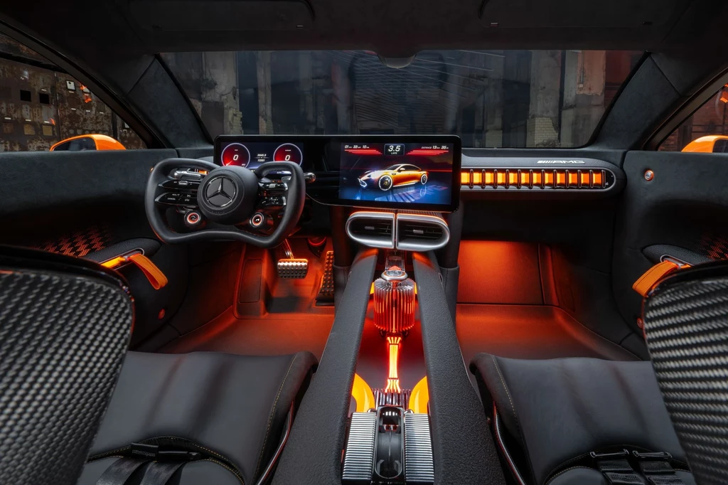 Wnętrze Concept AMG GT XX utrzymane jest w stylu minimalistycznym. Główną rolę odgrywają 10,25-calowy ekran wskaźników i 14-calowy wyświetlacz multimediów. Luksusowe wnętrze sportowego samochodu z futurystycznym, podświetlanym pomarańczowo kokpitem, dwoma kierownicami, dużymi wyświetlaczami oraz włóknem węglowym na fotelach i konsoli środkowej.