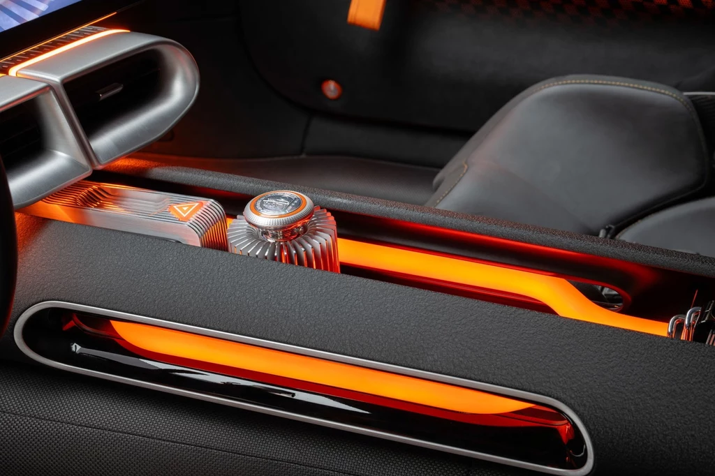 Niemcy deklarują, że wnętrze Concept AMG GT XX inspirowane było sportem motorowym oraz kablami wysokiego napięcia. Stąd właśnie tyle okrągłych i podłużnych elementów. Futurystyczny kokpit samochodu z nowoczesnym panelem środkowym podświetlonym na pomarańczowo, wyraźnie widoczny element sterujący oraz luksusowe, sportowe fotele.