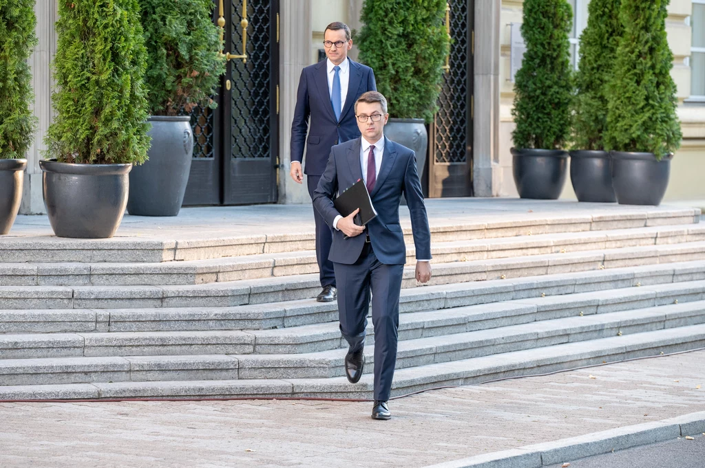 Piotr Muller i Mateusz Morawiecki przed konferencją prasową, wrzesień 2022 Piotr Muller i Mateusz Morawiecki przed konferencją prasową, wrzesień 2022
