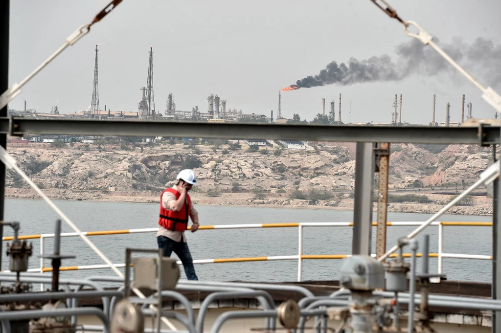 Irański terminal naftowy na wyspie Chark. Iran zwiększa eksport ropy, bojąc się eskalacji nalotów izraelskich i włączenia się USA do ataków na Teheran