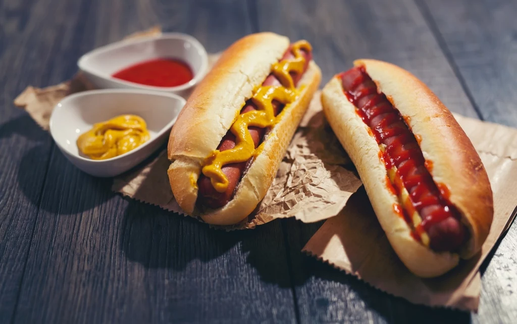 Islandzki kult hot-doga. Czym są pylsur i dlaczego uchodzą za najlepsze na świecie?