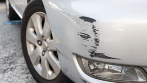Ktoś zarysował mi auto na parkingu. Czy AC pokryje koszty naprawy?