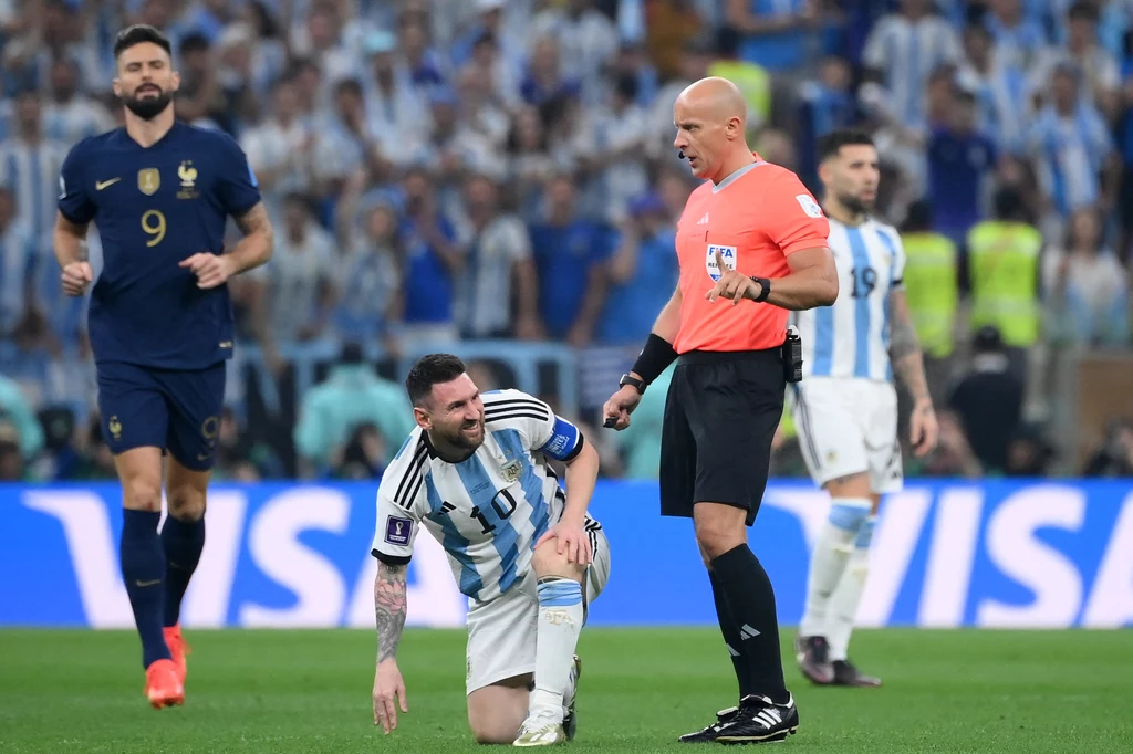 Szymon Marciniak i Leo Messi podczas finału mistrzostw świata w 2022 roku