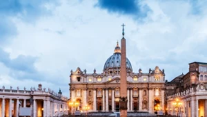 Na dachu Bazyliki św. Piotra, tuż za posągami apostołów trwają prace nad rozbudową strefy gastronomicznej dla pielgrzymów