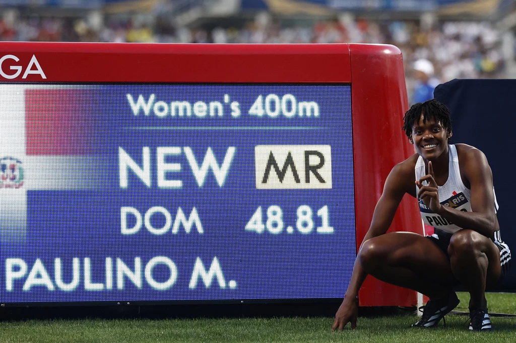 Marileidy Paulino z nowym rekordem mityngu w Paryżu Zawodniczka lekkiej atletyki klęczy obok ekranu pokazującego wynik biegu na 400 metrów kobiet, który wynosi 48,81 sekundy, co jest nowym rekordem zawodów. Na ekranie wyświetlone jest także nazwisko Paulino M., flaga Dominikany oraz oznaczenie MR (rekor...