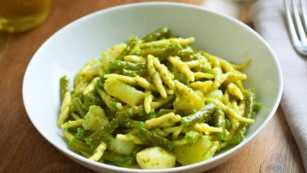 Makaron, ziemniaki i fasolka w jednym garnku, czyli trofie alla genovese - pasta idealna na początek lata