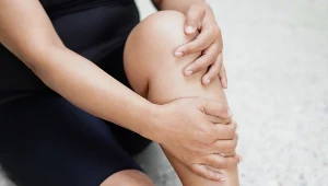 Osteoporoza jest podstępna. Jakie objawy powinny zaniepokoić?