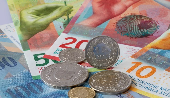 Frank szwajcarski umacnia się w stosunku do euro. Powodem są przewidywania dot. wyższej od spodziewanej inflacji oraz obniżka ceł w handlu z USA. Zdj. ilustracyjne