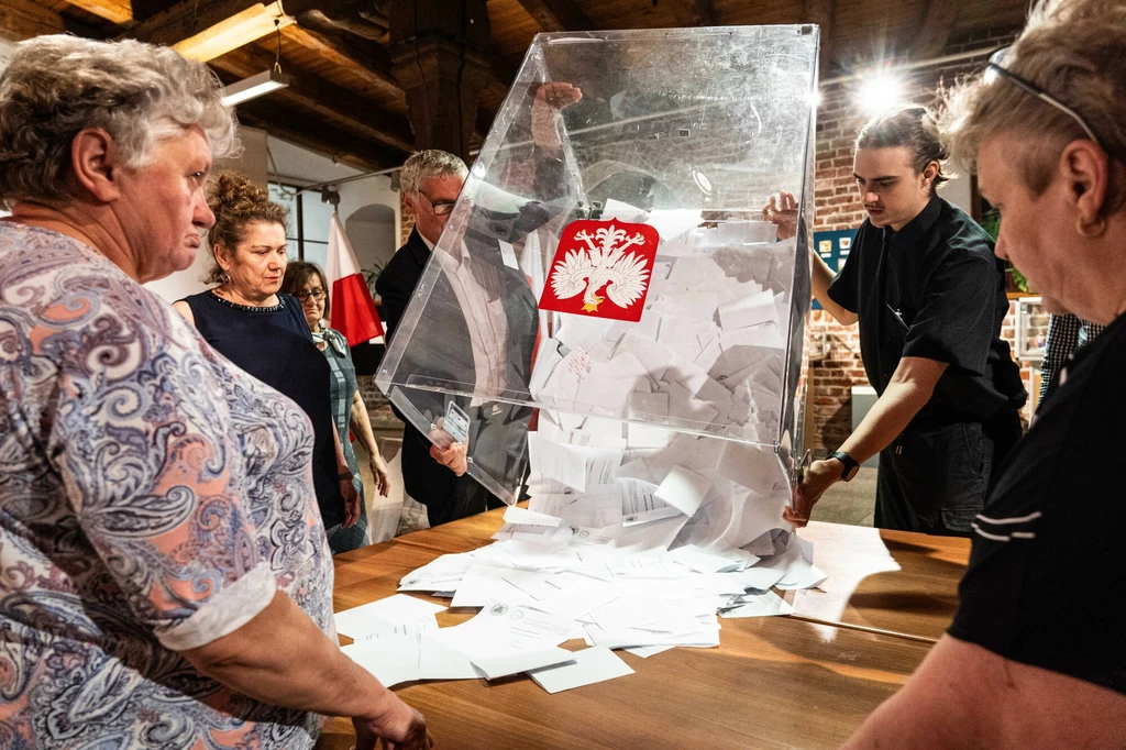 Liczenie głosów po drugiej turze wyborów prezydenckich Liczenie głosów po drugiej turze wyborów prezydenckich