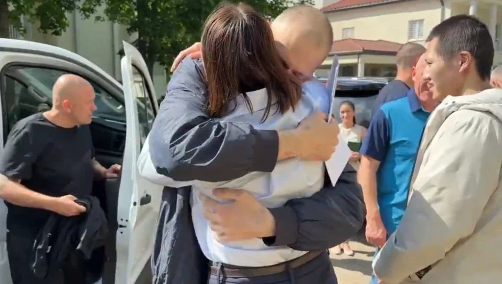 Swiatłana Cichanouska wita się z mężem po tym, jak został zwolniony z więzienia przez białoruski reżim Swiatłana Cichanouska wita się z mężem po tym, jak został zwolniony z więzienia przez białoruski reżim