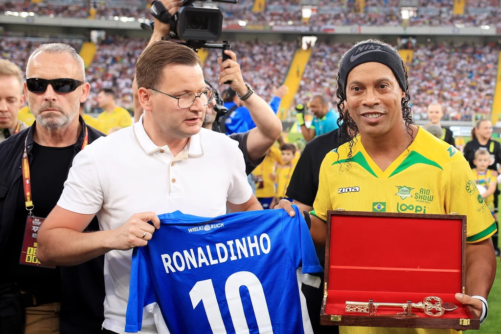Ronaldinho otrzymujący klucz do miast Chorzowa oraz pamiątkową koszulkę Ronaldinho otrzymujący klucz do miast Chorzowa oraz pamiątkową koszulkę