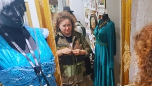 Historia jak z filmu. W małym domku na wsi projektuje unikatowe suknie