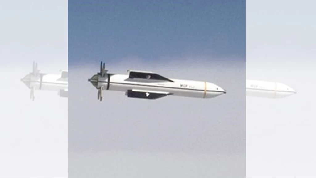 GBU-57A/B. Na zdjęciu prototyp Pocisk lotniczy w locie na tle jasnego nieba, dobrze widoczne detale korpusu oraz stateczniki stabilizujące, wyraźna sylwetka na minimalnie rozmytym tle.