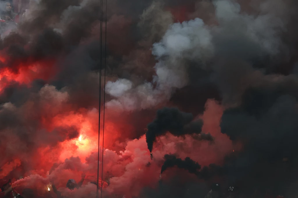 Pirotechniczne ekscesy na trybunie zajmowanej przez fanów Wydad Casablanka Pirotechniczne ekscesy na trybunie zajmowanej przez fanów Wydad Casablanka