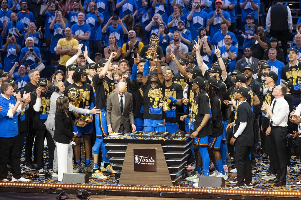 Zawodnicy Oklahomy City Thunder świętuje tytuł mistrzowski NBA 2025 Zawodnicy Oklahomy City Thunder świętuje tytuł mistrzowski NBA 2025