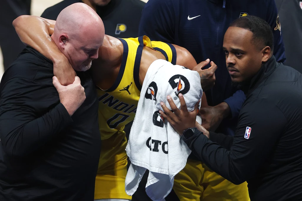 Kontuzjowany Tyrese Haliburton opuszcza boisko podczas finałowego starcia NBA Kontuzjowany Tyrese Haliburton opuszcza boisko podczas finałowego starcia NBA