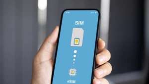 Chcesz mieć tanie rozmowy, SMS-y i internet za granicą? Sprawdź, jak włączyć eSIM w podróży