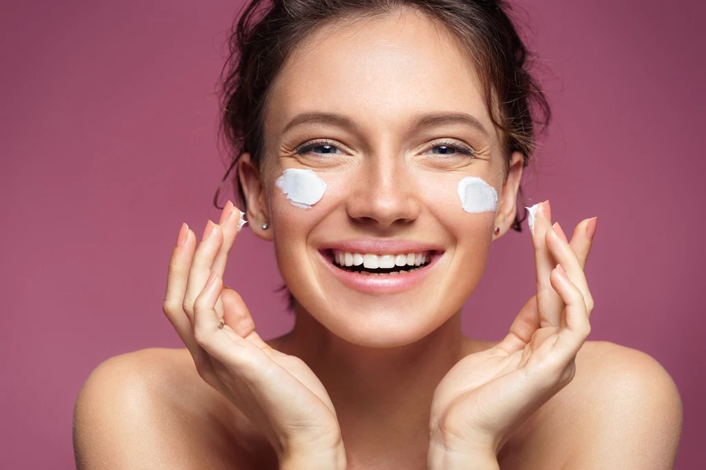 Formuła kremu ochronnego SPF 50 jest lekka, nie zapycha porów i daje suche wykończenie Formuła kremu ochronnego SPF 50 jest lekka, nie zapycha porów i daje suche wykończenie