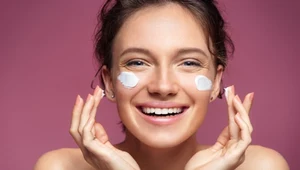 Formuła kremu ochronnego SPF 50 jest lekka, nie zapycha porów i daje suche wykończenie
