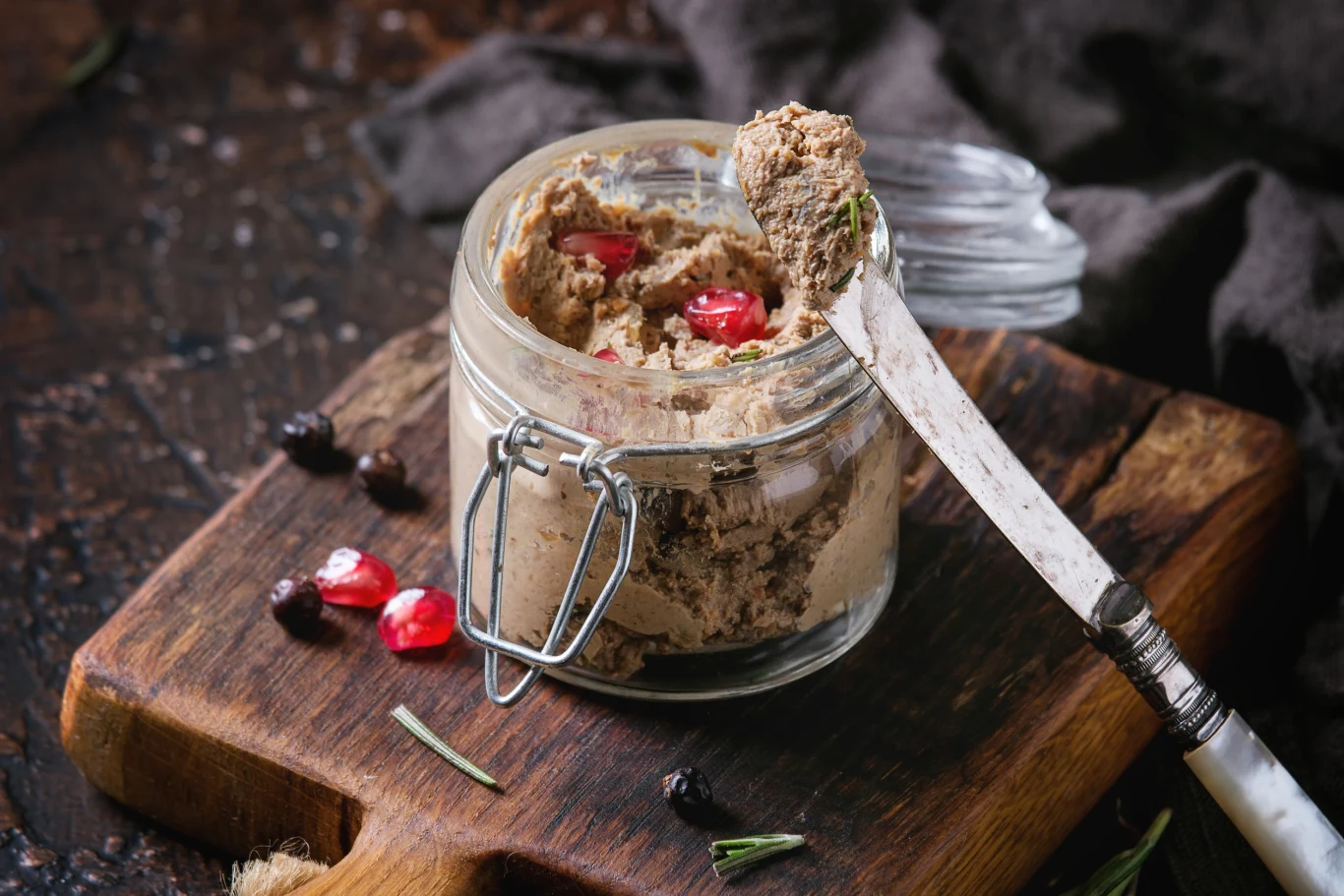 Pasztet ze słoika domowej roboty ma delikatny smak i kremową konsystencję. Pasztet ze słoika domowej roboty ma delikatny smak i kremową konsystencję.