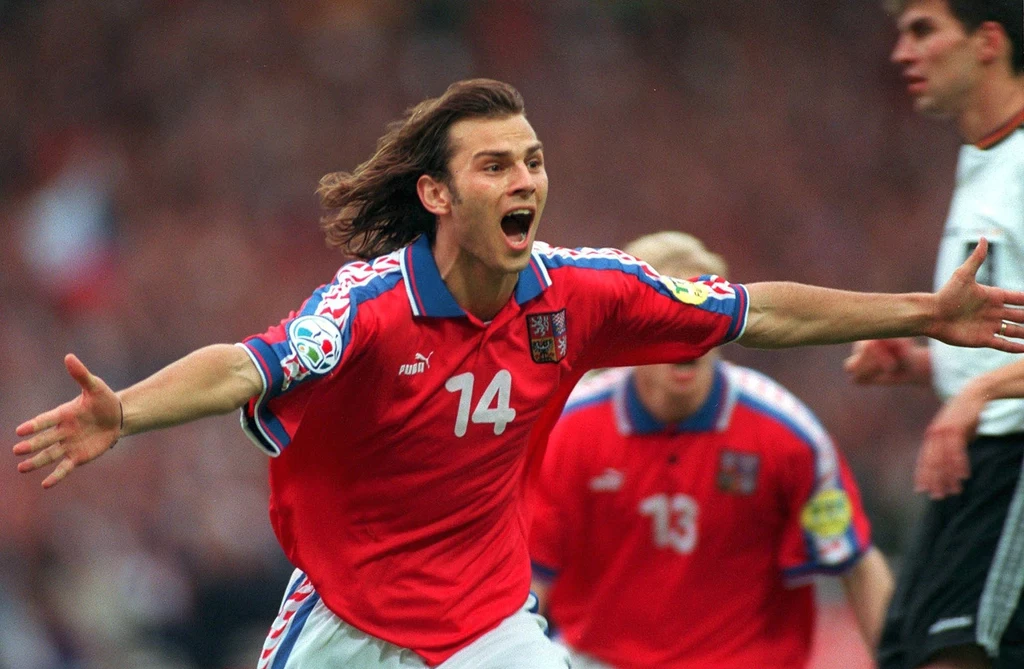Patrik Berger celebrujący gola zdobytego z rzutu karnego w finale Euro 1996. Jego trafienie nie wystarczyło, by powstrzymać Niemców przed sięgnięciem po trofeum ME