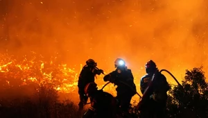 Walczą z ogniem na lądzie i w powietrzu. Kolejne ewakuacje na wyspie