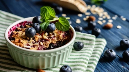 Borówkowe crumble, czyli borówka pod kruszonką. Dobra i... nie za słodka!