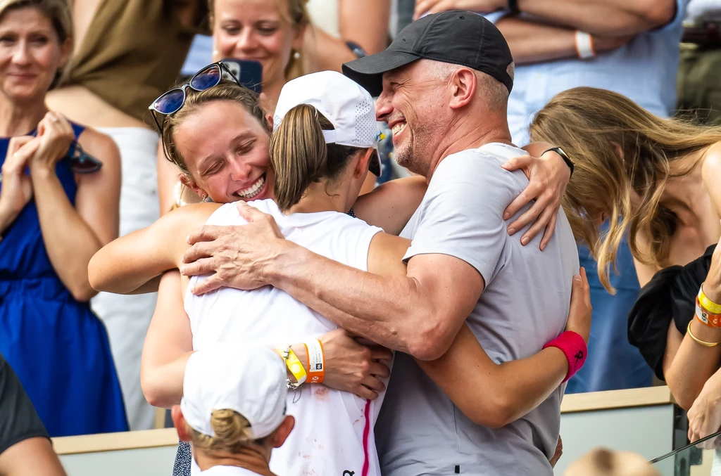 Iga Świątek z siostrą Agatą i ojcem Tomaszem po wygranym Roland Garros 2023 Iga Świątek z siostrą Agatą i ojcem Tomaszem po wygranym Roland Garros 2023