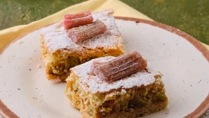 Taki placek z rabarbarem doskonale pamiętam z dzieciństwa