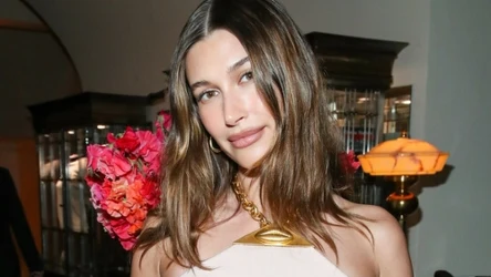 Hailey Bieber słynie z wyczucia stylu. Pod lupą znajduje się też zawsze wybrany przez nią manicure