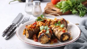 Sycący obiad na diecie odchudzającej. Roladki z kurczakiem i bakłażanem