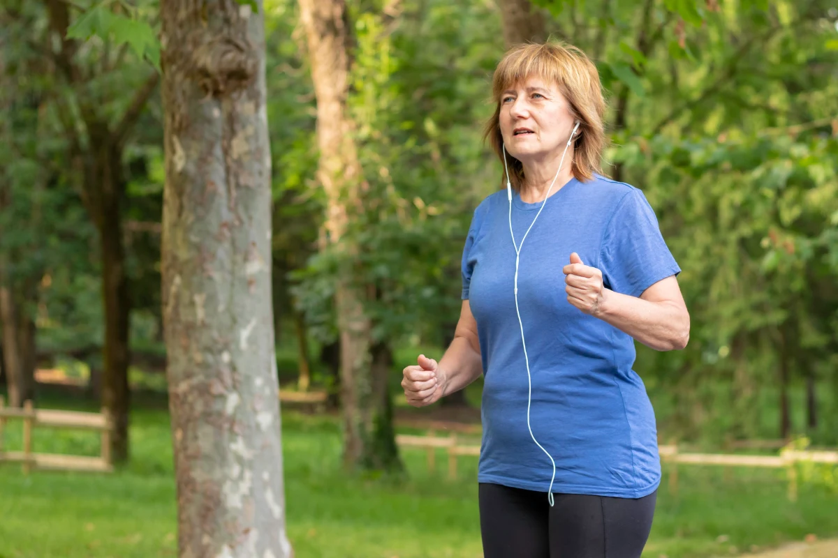 Interval walking training (IWT), czyli "japoński marsz", to sposób chodzenia, w którym naprzemiennie stosuje się szybkie i wolne tempo Interval walking training (IWT), czyli "japoński marsz", to sposób chodzenia, w którym naprzemiennie stosuje się szybkie i wolne tempo