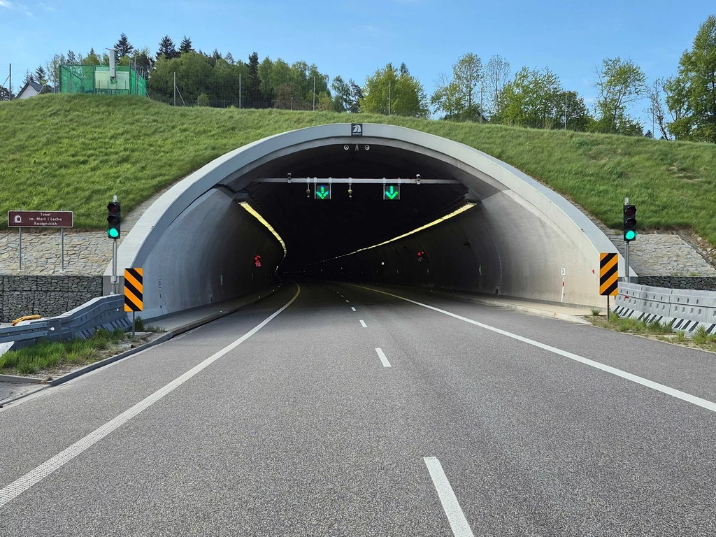 Tunel pod Luboniem Małym nigdy nie był tak obciążony ruchem. W niedzielę 23 czerwca przez ten fragment Zakopianki przejechało niemal 46 tysięcy pojazdów. Tunel pod Luboniem Małym nigdy nie był tak obciążony ruchem. W niedzielę 23 czerwca przez ten fragment Zakopianki przejechało niemal 46 tysięcy pojazdów.