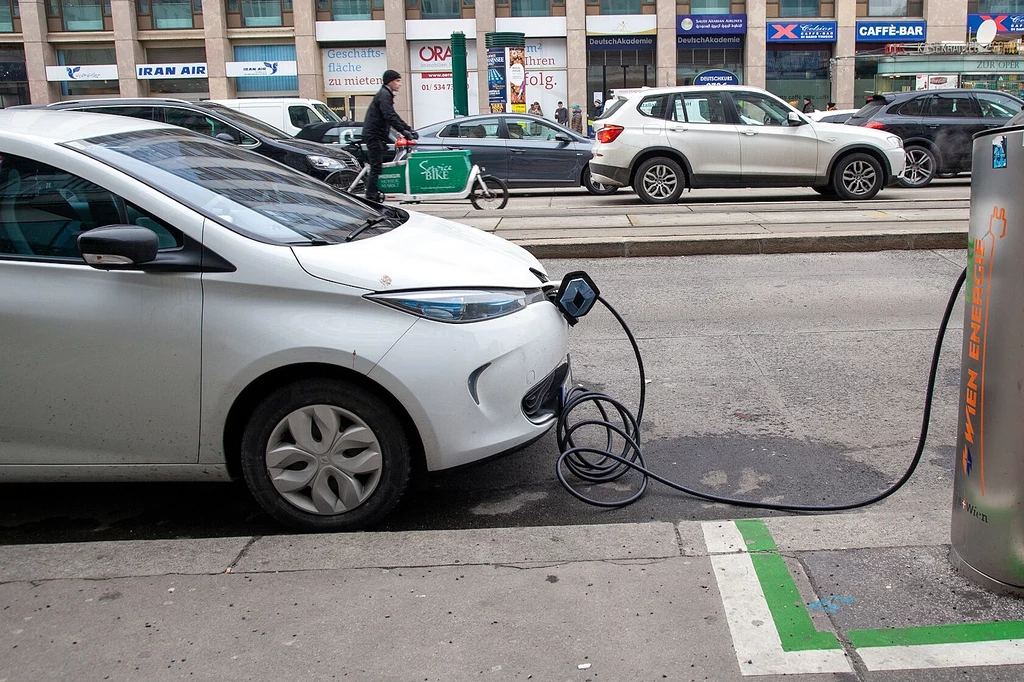 Najnowsze badania ze Szwecji wskazują na stary-nowy problem samochodów elektrycznych. Powodują duże zagrożenie dla pieszych, a systemy AVAS wprowadzają w błąd Najnowsze badania ze Szwecji wskazują na stary-nowy problem samochodów elektrycznych. Powodują duże zagrożenie dla pieszych, a systemy AVAS wprowadzają w błąd