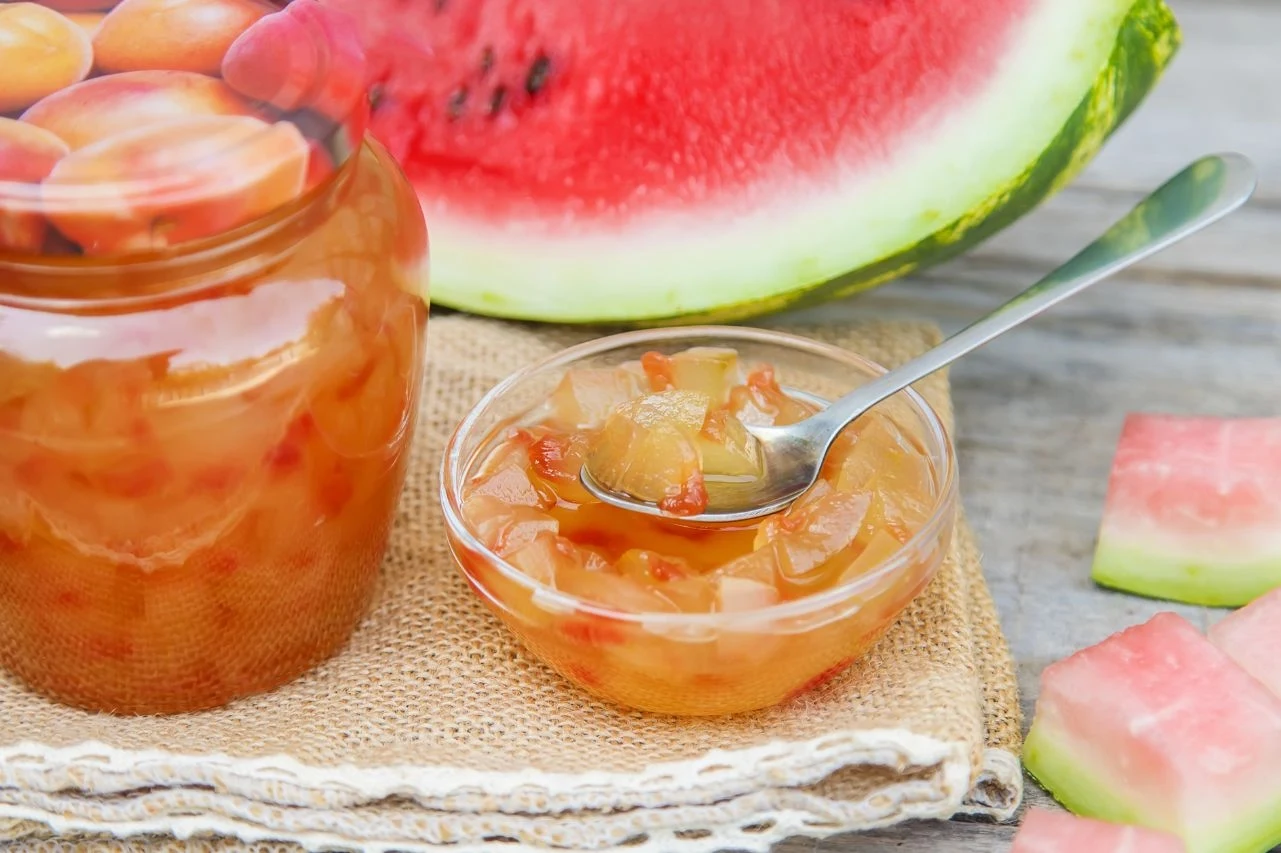 Ze skórki arbuza przygotowuje się też dżem. Wystarczy zasypać skórkę cukrem, dodać sok z cytryny i agar, a następnie wszystko podsmażyć.