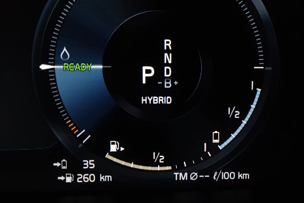 Volvo zaleca, by klienci unikali korzystania z trybu "B" oraz funkcji jazdy "One Pedal". Cyfrowy wyświetlacz samochodu hybrydowego pokazujący poziom paliwa, zasięg pojazdu, tryb jazdy oraz szereg ikon informacyjnych, takich jak gotowość pojazdu i wskaźniki poziomu energii.