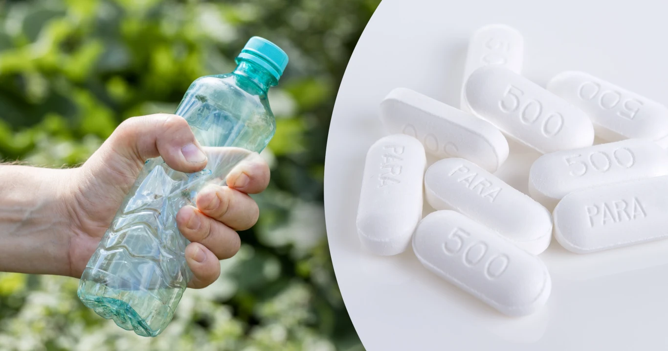 Plastik nie musi być przetwarzany na kolejny plastik. Mogą z niego powstawać... leki (zdj. ilustracyjne) Osoba trzyma przezroczystą plastikową butelkę z niebieską nakrętką; obok białe tabletki 500 PARA na białym tle.
