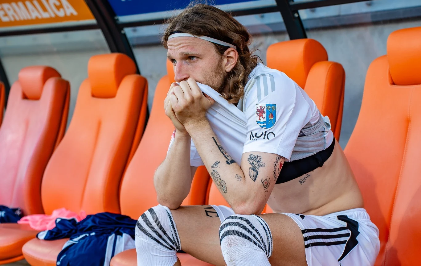 Po ostatnim meczu sezonu, przegranym 1:2 w Niecieczy, piłkarze Kotwicy byli zdruzgotani Po ostatnim meczu sezonu, przegranym 1:2 w Niecieczy, piłkarze Kotwicy byli zdruzgotani