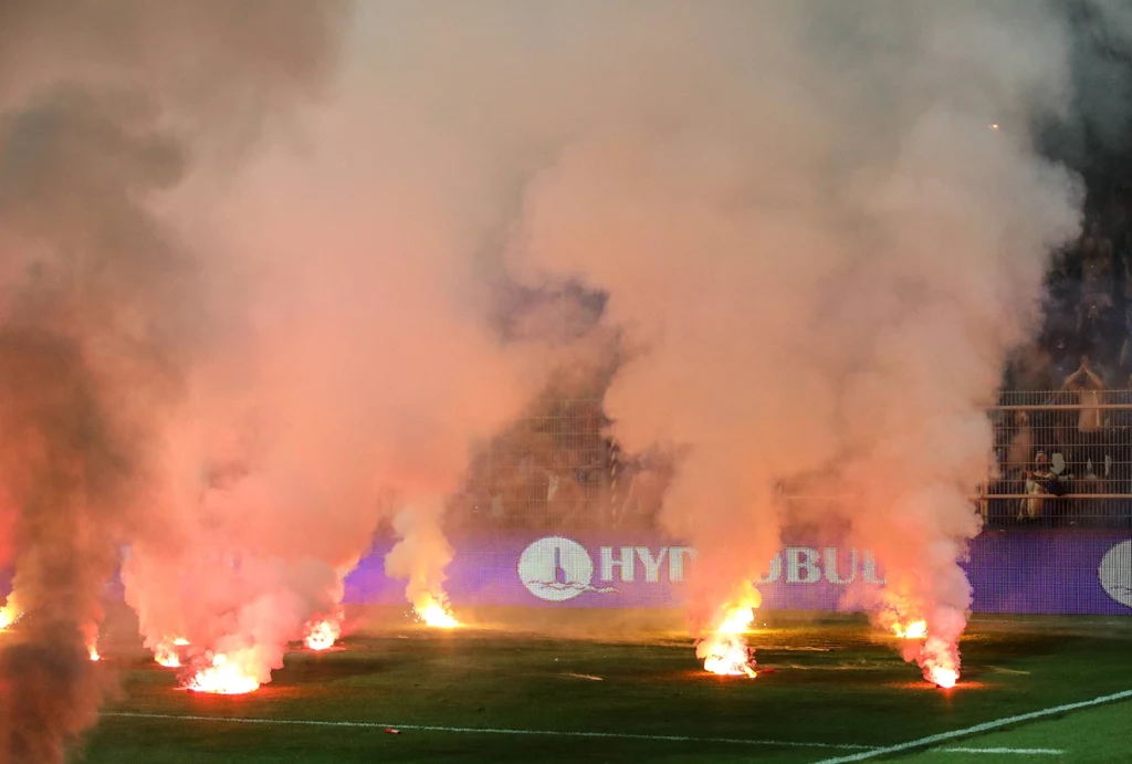 Murawa na stadionie w Kołobrzegu w trakcie meczu z Ruchem Chorzów Murawa na stadionie w Kołobrzegu w trakcie meczu z Ruchem Chorzów
