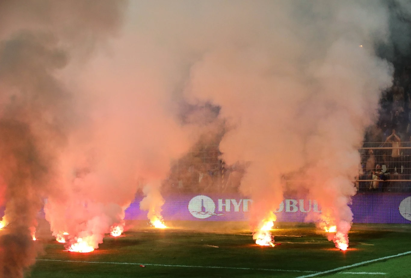 Murawa na stadionie w Kołobrzegu w trakcie meczu z Ruchem Chorzów Murawa na stadionie w Kołobrzegu w trakcie meczu z Ruchem Chorzów