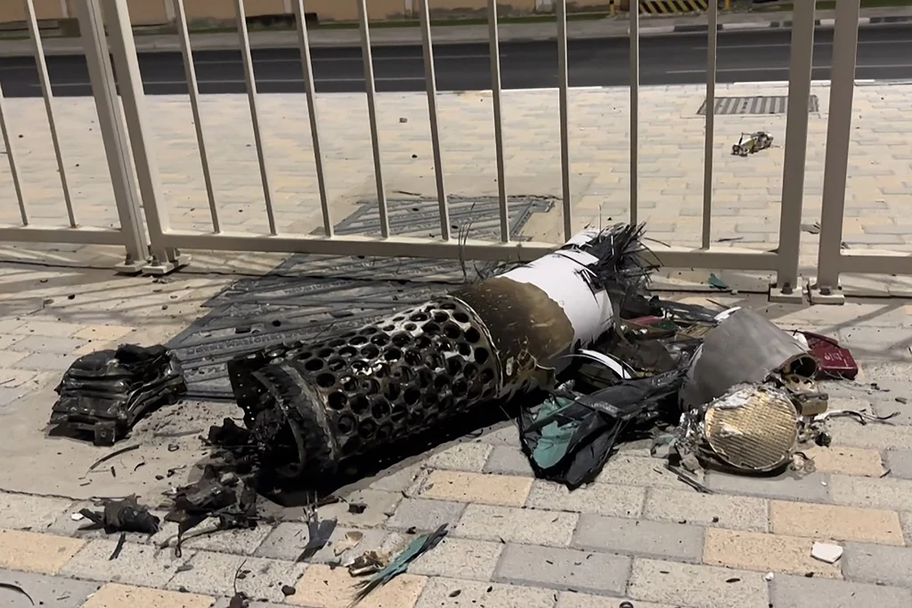 Szczątki irańskiego pocisku wystrzelonego w kierunku amerykańskiej bazy w Katarze Szczątki irańskiego pocisku wystrzelonego w kierunku amerykańskiej bazy w Katarze