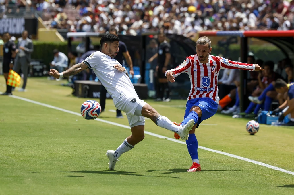 Antoine Griezmann (z prawej) wpisał się na listę strzelców, ale Atletico nie gra już o tytuł Antoine Griezmann (z prawej) wpisał się na listę strzelców, ale Atletico nie gra już o tytuł