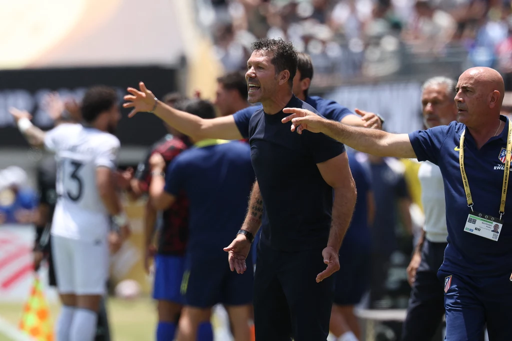 Diego Simeone (w środku) tym razem nie okazał się genialnym strategiem Diego Simeone (w środku) tym razem nie okazał się genialnym strategiem