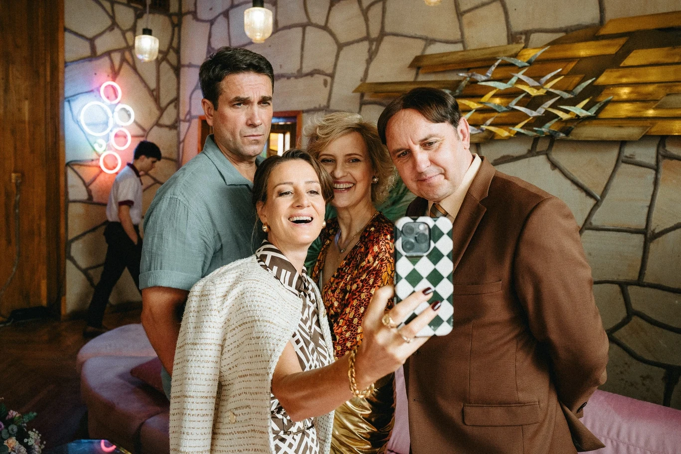 Kadr z filmu "Teściowie 3": Maja Ostaszewska, Iza Kuna, Marcin Dorociński i Adam Woronowicz / Next Film