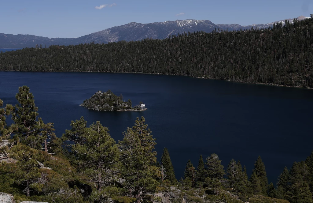 Na jeziorze Tahoe w USA w trakcie sztormu zatonęła łódź. Ośmiu pasażerów nie żyje Na jeziorze Tahoe w USA w trakcie sztormu zatonęła łódź. Ośmiu pasażerów nie żyje