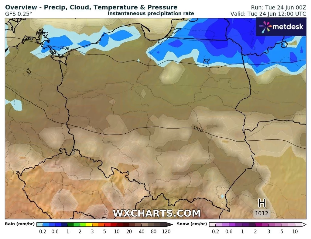 Burze we wtorek skupią się na północno-wschodniej części Polski Prognoza opadów dla Polski na tle mapy topograficznej, intensywne opady deszczu widoczne na północnym wschodzie kraju, południowa część kraju sucha, wyraźna granica stref opadów, oznaczenia izobar oraz wysokiego ciśnienia atmosferycznego.