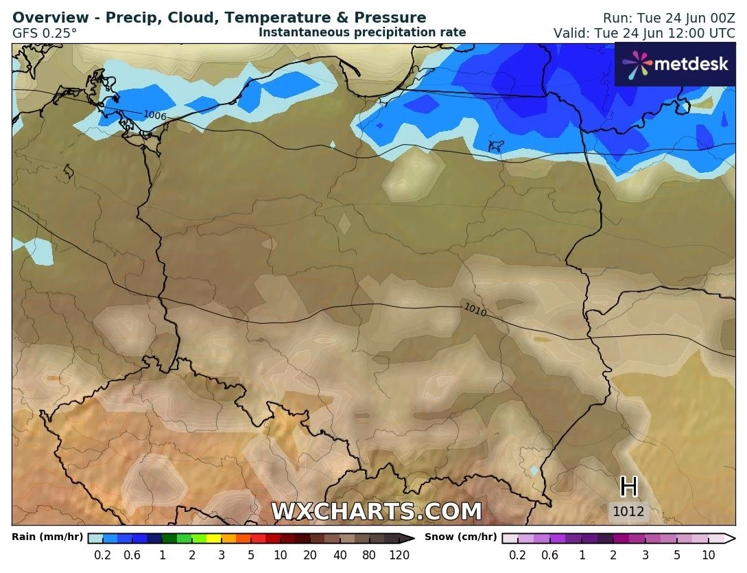 Burze we wtorek skupią się na północno-wschodniej części Polski Prognoza opadów dla Polski na tle mapy topograficznej, intensywne opady deszczu widoczne na północnym wschodzie kraju, południowa część kraju sucha, wyraźna granica stref opadów, oznaczenia izobar oraz wysokiego ciśnienia atmosferycznego.