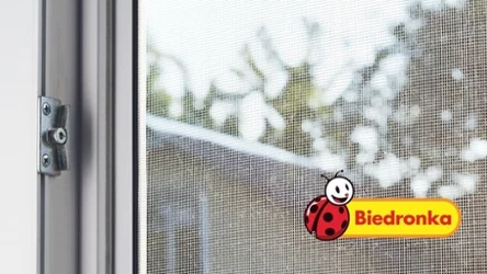 Zamontuj i śpij spokojnie. Biedronka sprzedaje hit, który ochroni cię przed owadami