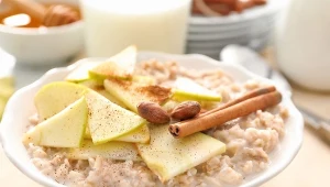 Owsianka z odpowiednimi dodatkami może być zdrowym i dobrze zbilansowanym posiłkiem.